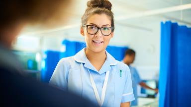 A student nurse in conversation on a ward.