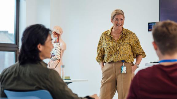 A tutor teaching medical students.