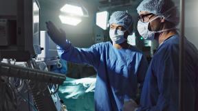 Surgeons-discussing-screen.jpg