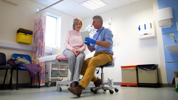 A general practitioner, consulting a patient.