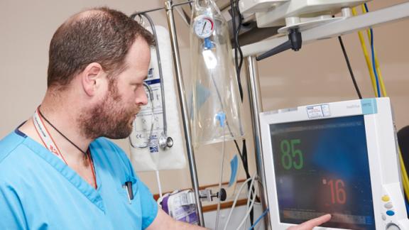 Surgeon-checking-stats.jpg