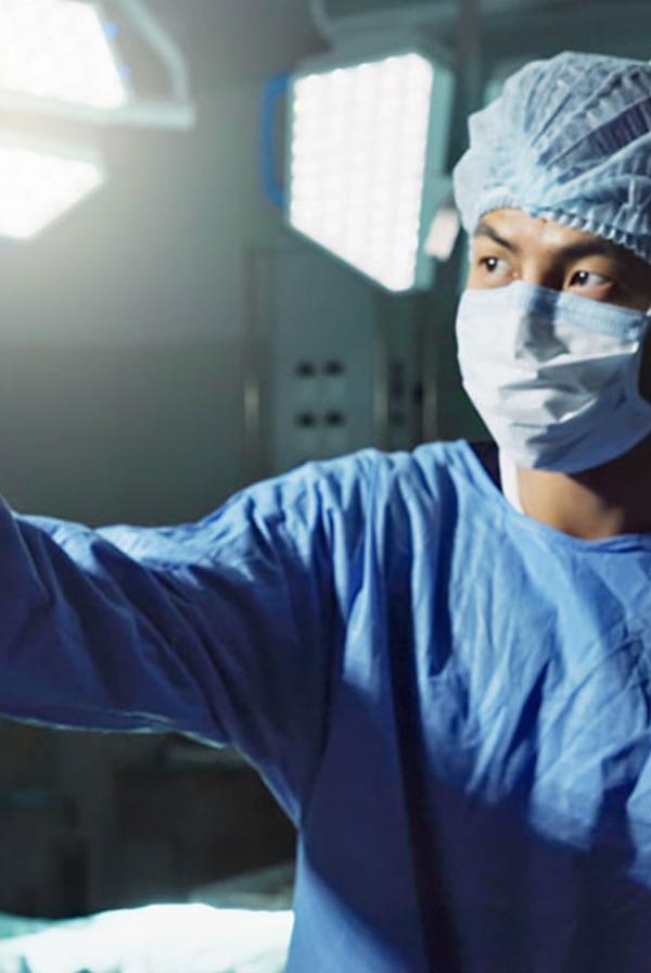 Surgeons discussing while looking at a screen